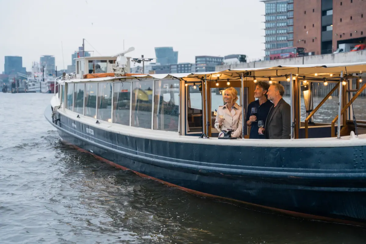 Eine Gruppe von Menschen auf einem Boot.