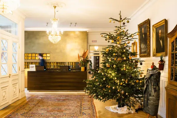 Weihnachtsbaum in einem Zimmer