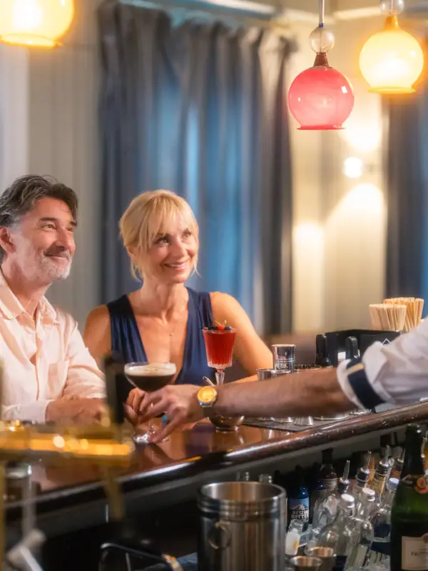 Ein Paar sitzt am Tresen der Jacobs Bar und spricht mit dem Barkeeper