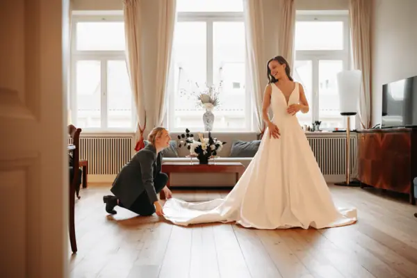 Braut im weißen Hochzeitskleid