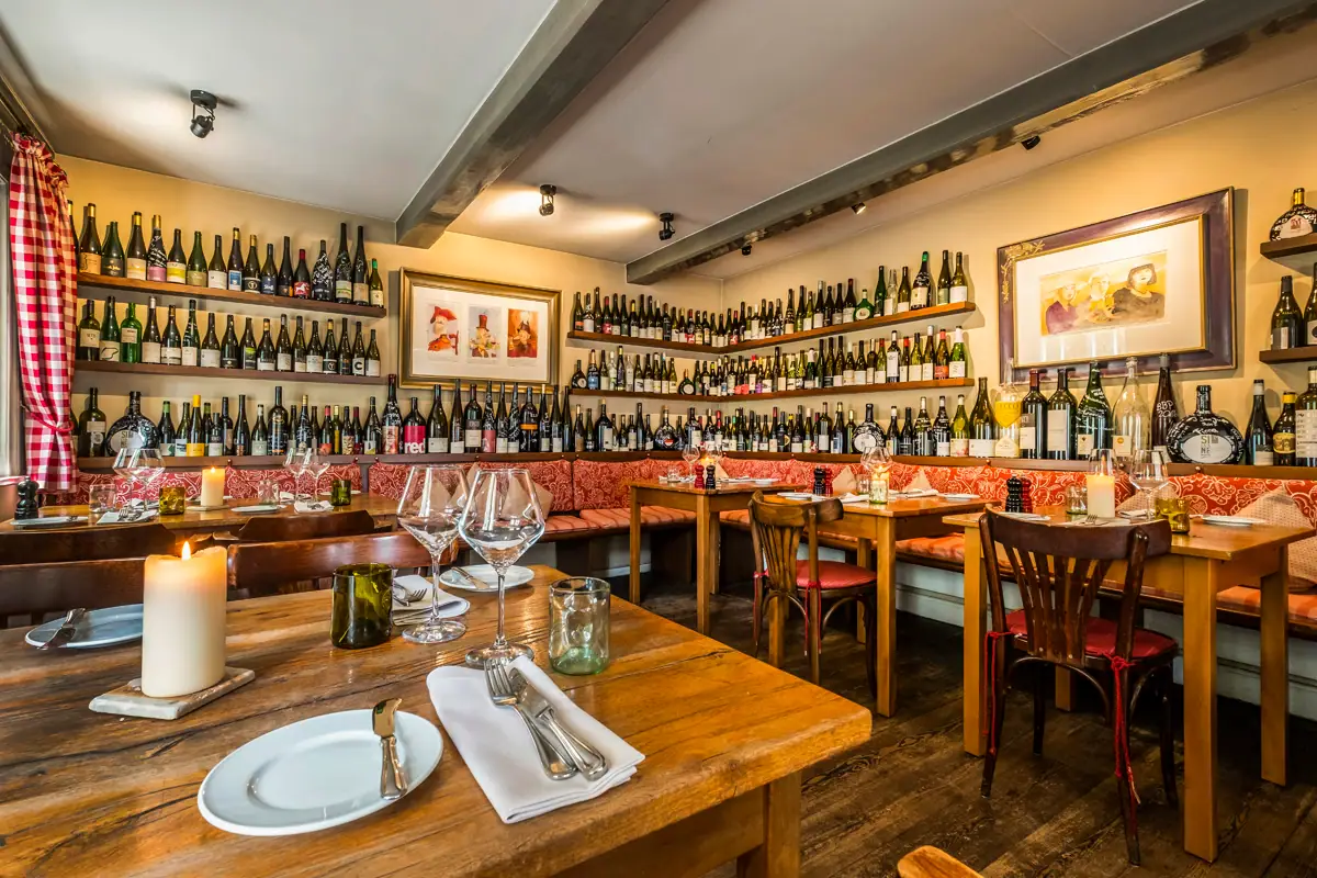 Ein Restaurant mit Tischen und Stühlen.