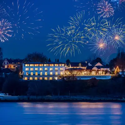 Feuerwerk über einem Gebäude bei Nacht