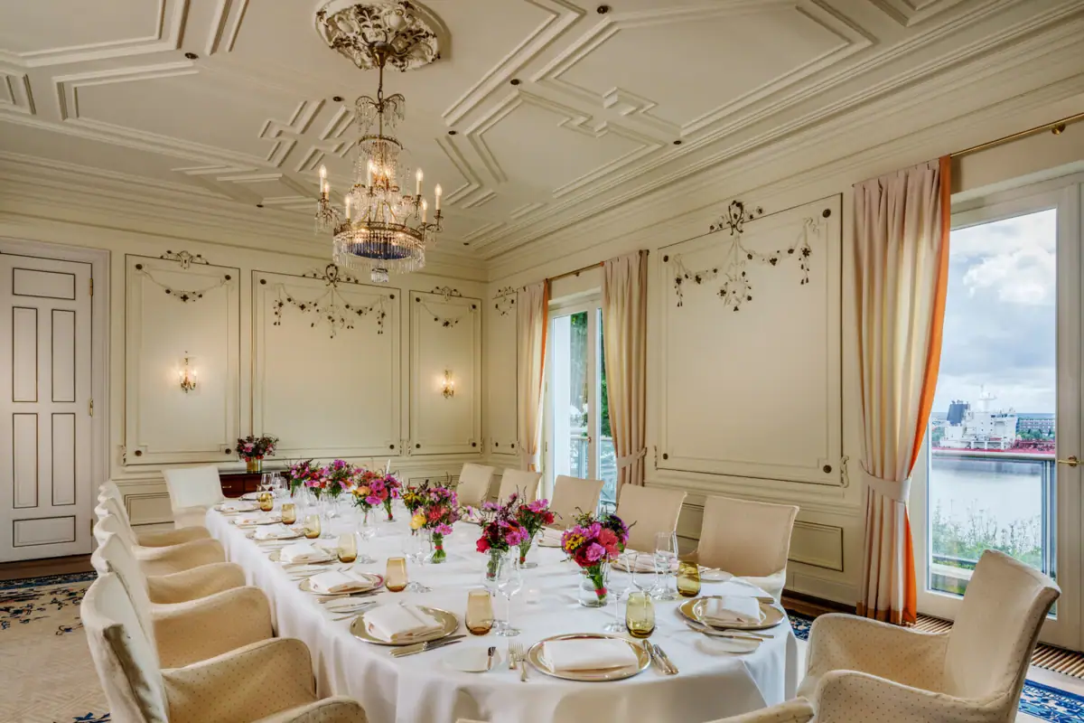 Französisches Zimmer mit feinen Stuckarbeiten im Hotel Louis C. Jacob.