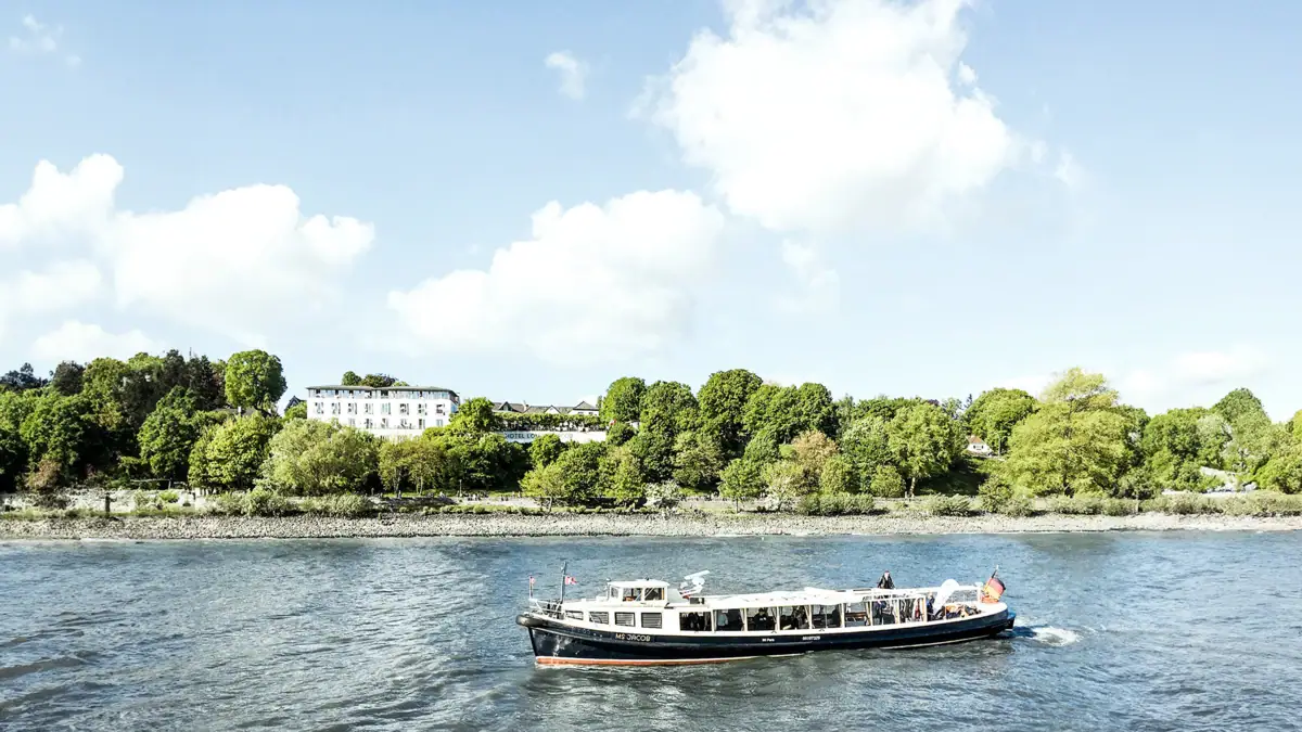 Barkasse MS Jacob fährt auf der Elbe bei Sonnenschein.