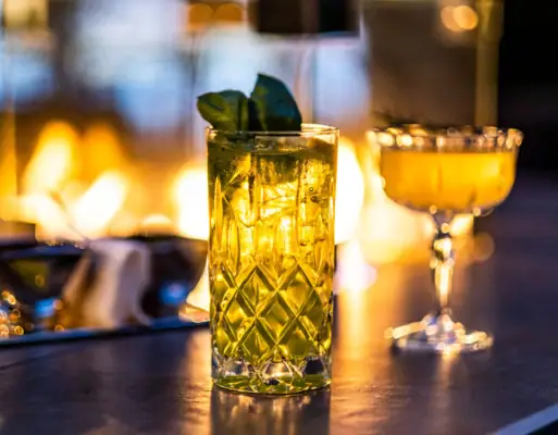 Drinks vor beleuchtetem Hintergrund
