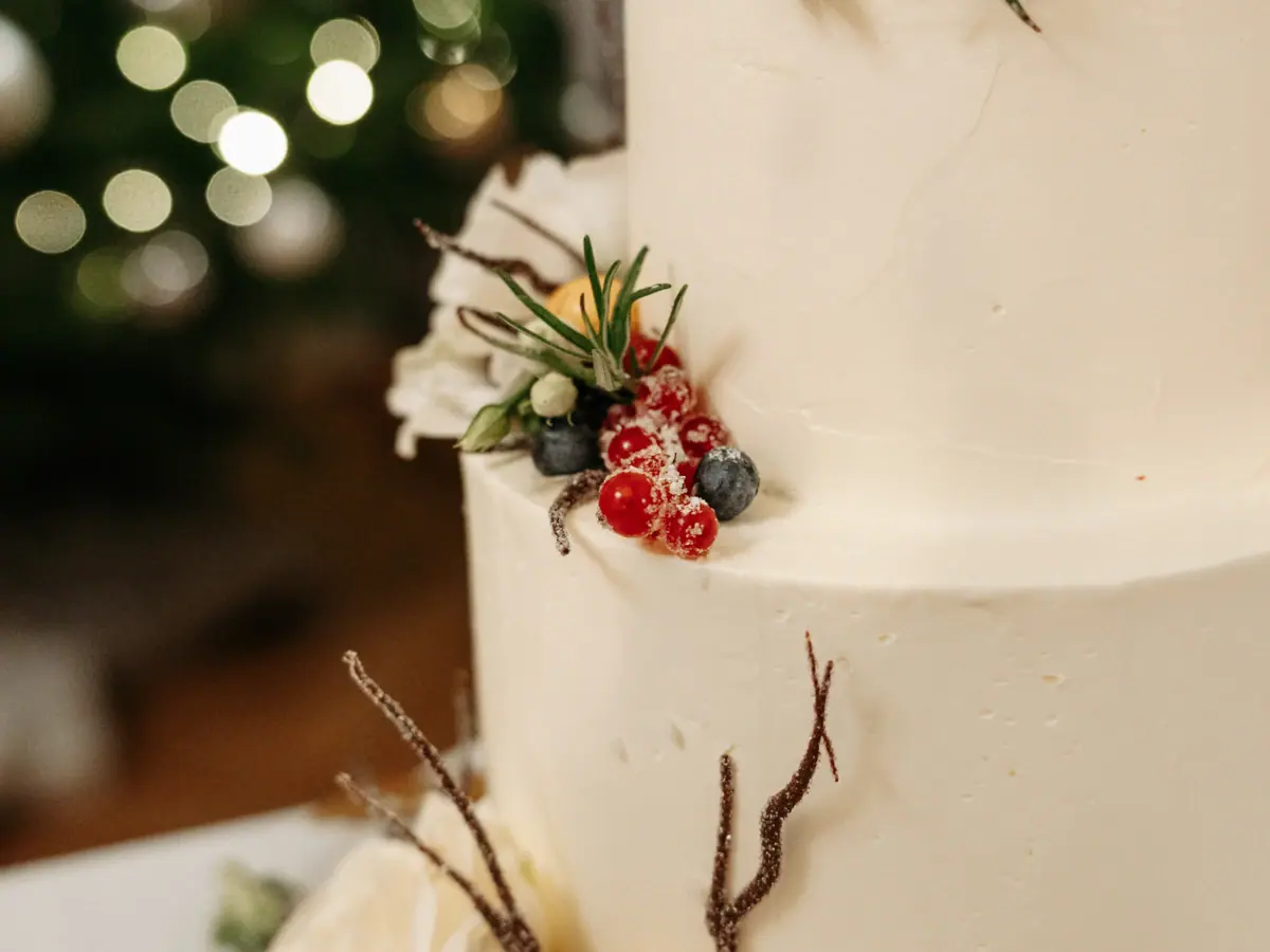 Nahaufnahme einer Hochzeitstorte mit floralen Verzierungen