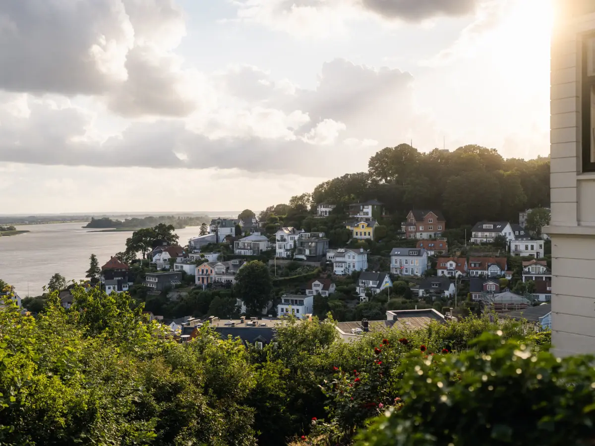 Blick auf das Treppenviertel in Hamburg Blankenese und die Elbe.