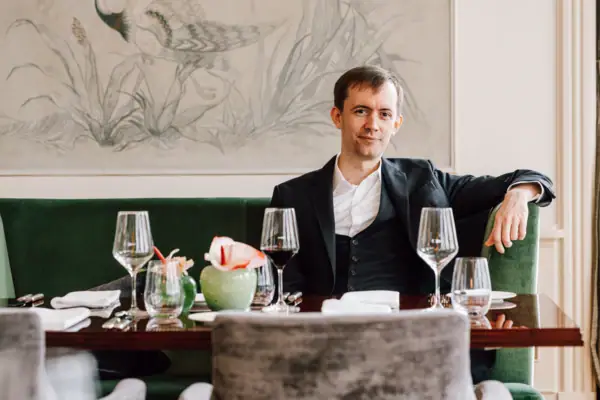 Mann hinter gedecktem Restauranttisch