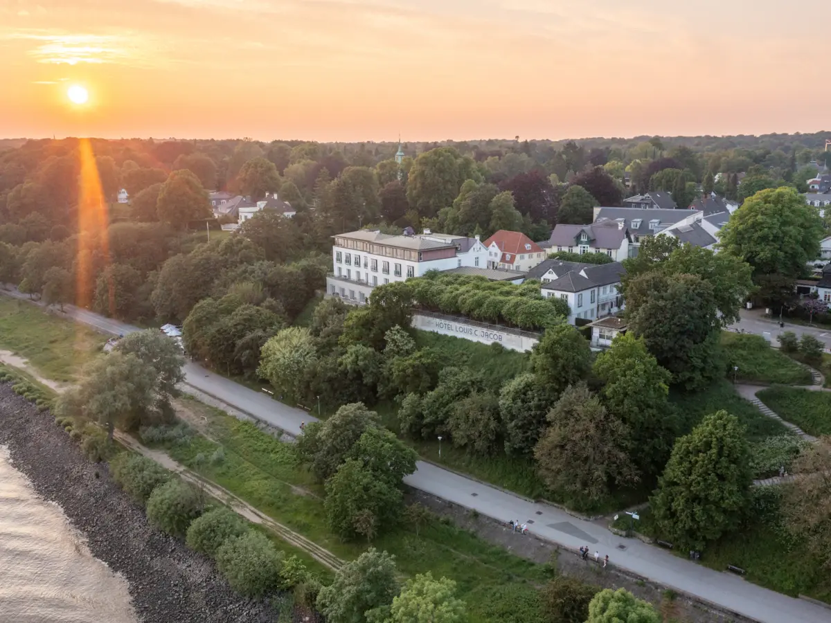 Blick aus der Vogelperspektive auf das Hotel Louis C. Jacob und die Elbe.