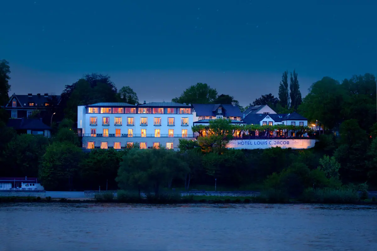 Beleuchtetes Haus hinter einem Fluss 
