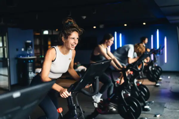 Fitness Area Urban Nature St. Peter-Ording Eine Gruppe von Menschen auf Peloton Bikes beim Indoor-Cycling im Urban Nature St. Peter-Ording.