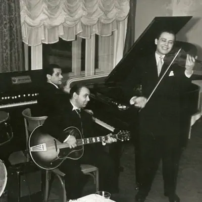 Eine Gruppe von Männern spielt Musikinstrumente.