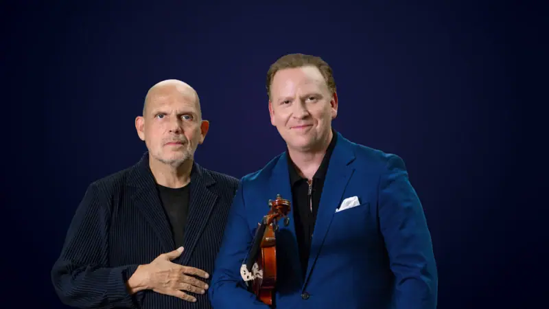 Daniel Hope_Van Zweeden_c_BaileyDavidson Zwei Männer posieren für ein Foto, beide lächeln, tragen Blazer und Hemd.