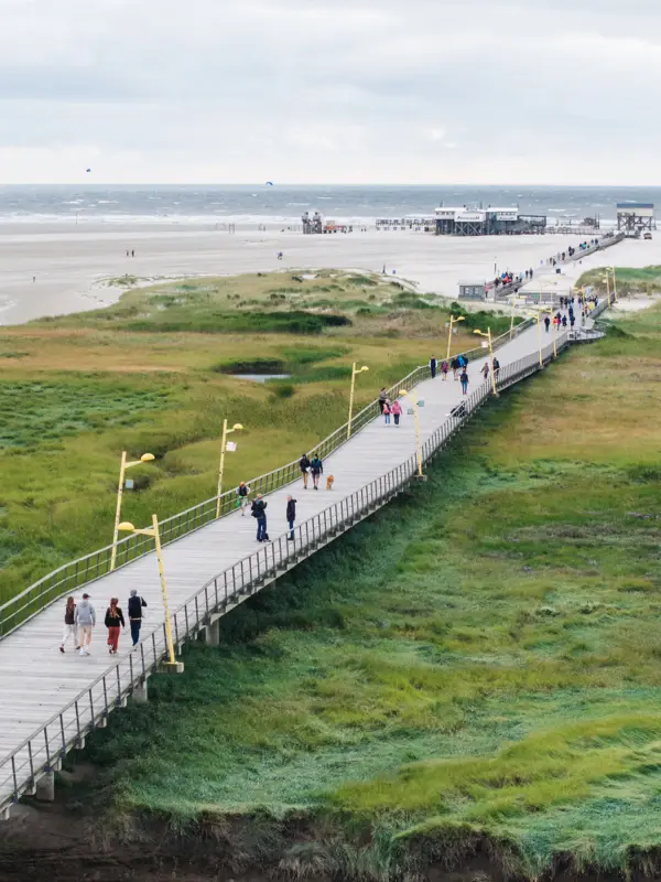 Seebrücke St. Peter-Ording Die Seebrücke in St. Peter-Ording, die über die Salzwiesen bis zum Strand führt von oben fotografiert.