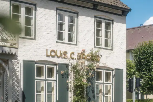 Ein Gebäude mit einem Schild an der Fassade.