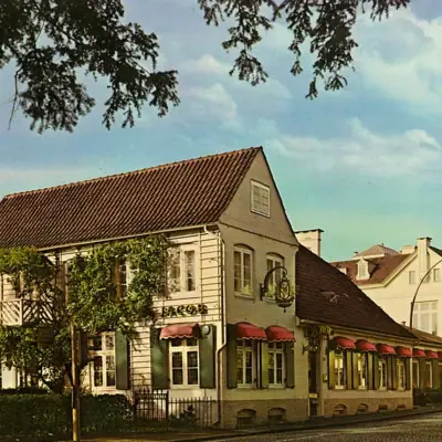 Ein Gebäude mit Markisen an der Vorderseite.