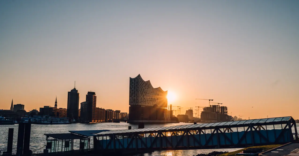 Der Hamburger Hafen mit Blick auf die Elbphilharmonie bei Sonnenuntergang. 