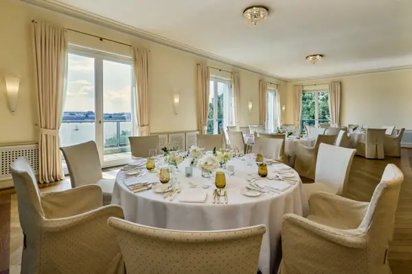 Landschaftszimmer im Hotel Louis C. Jacob mit geschmückten runden Tischen.