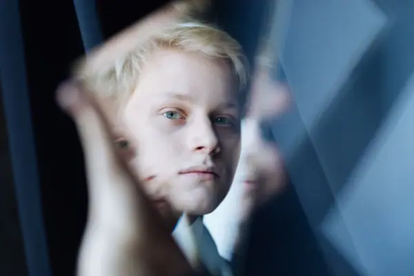 Pianist Alexander Malofeev Ein Junge schaut aufmerksam auf etwas.
