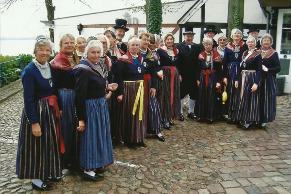 Blankeneser Trachtengruppe Eine Gruppe von Menschen in traditioneller Kleidung.
