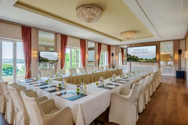 Elbsalon im Hotel Louis C. Jacob mit in U-Form angeordneten Tischen für eine Firmenveranstaltung.