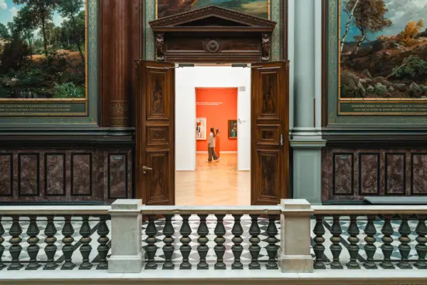 Eine Person geht durch eine Türöffnung.