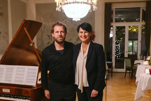 Judith Fuchs-Eckhoff und Julien Pregardien Ein Mann und eine Frau stehen neben einem Klavier.