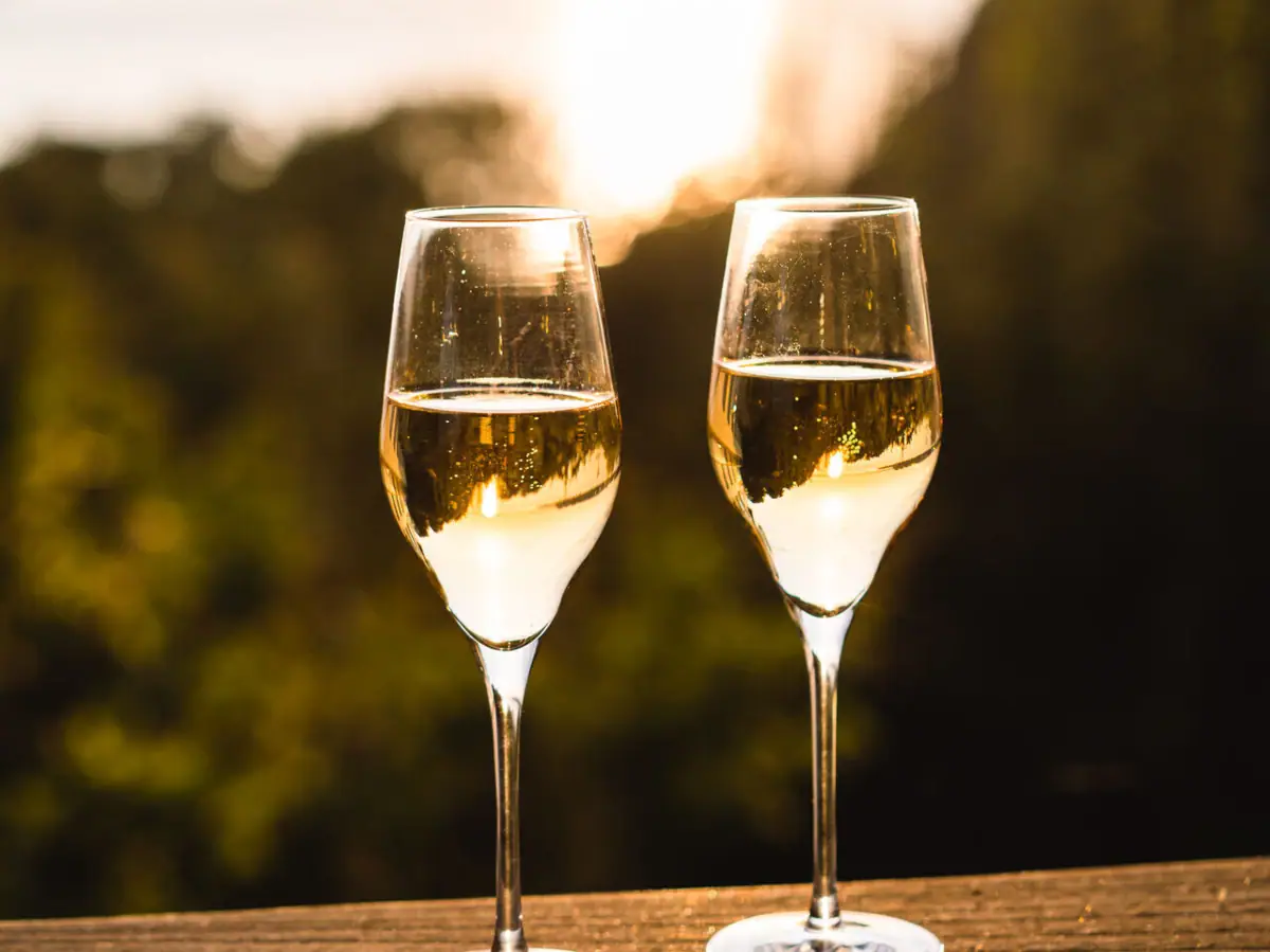 Sektgläser Zwei Sektgläser auf einem Geländer.