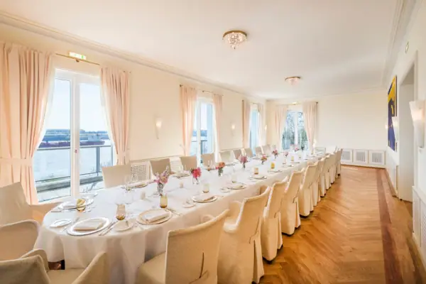 Ein langer Tisch, gedeckt für eine Hochzeitsfeier.