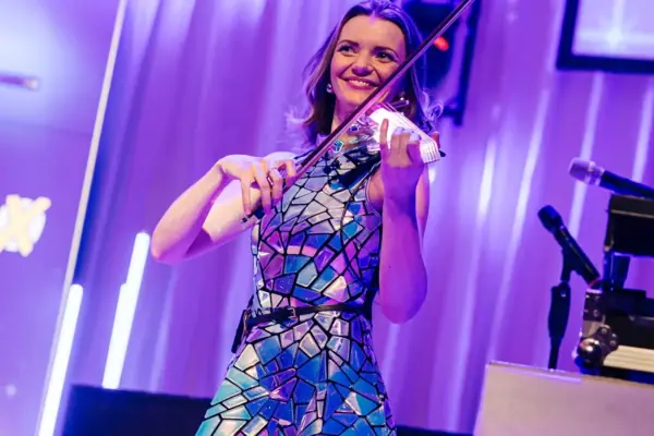 Klaudia Gajda Eine Frau spielt Geige.