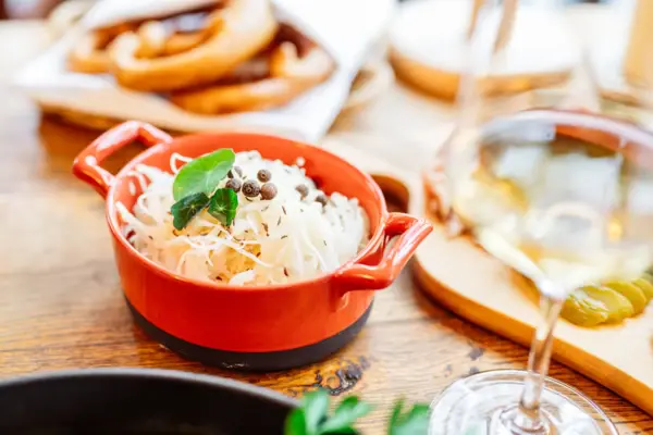 Sauerkraut in einer kleinen roten Schale