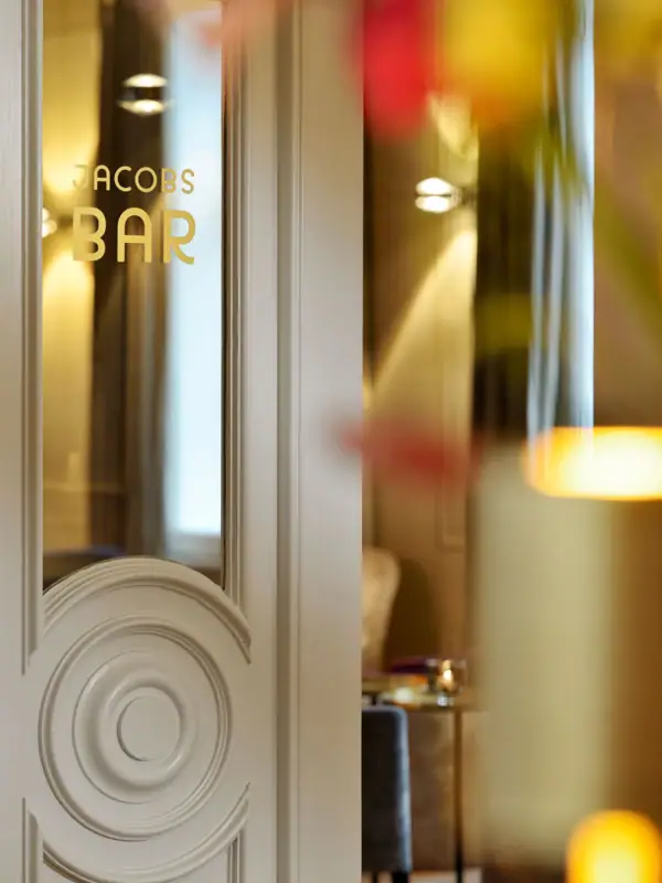 Tür mit der Aufschrift "Jacobs Bar".