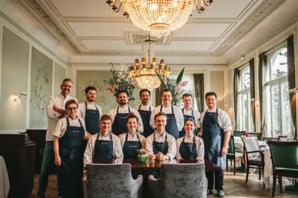 Küchenteam mit Schürzen in luxuriösem Restaurant