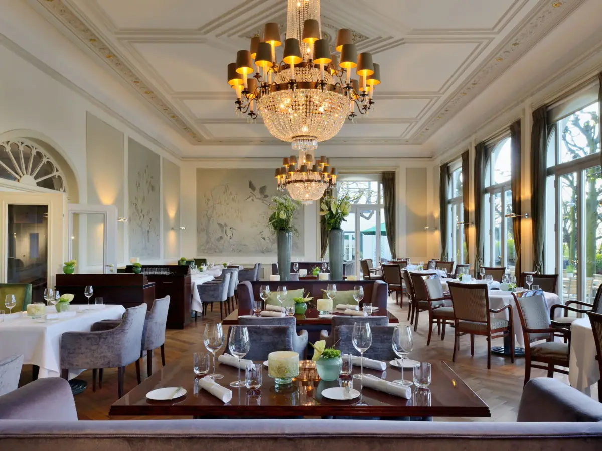 Jacobs Restaurant Restaurant mit gedeckten Tischen und Kronleuchtern