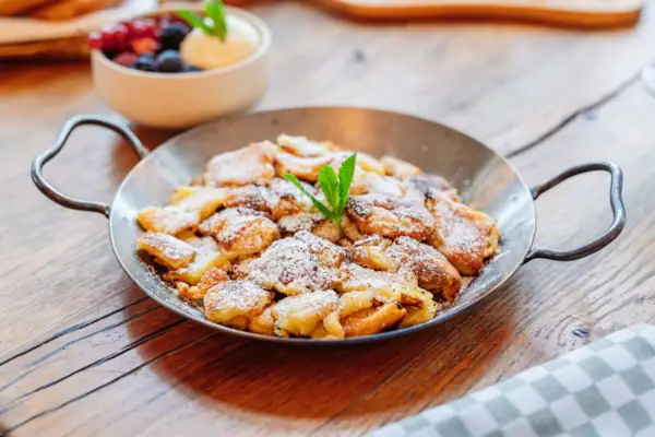 Eine Pfanne mit karamellisiertem Kaiserschmarrn.
