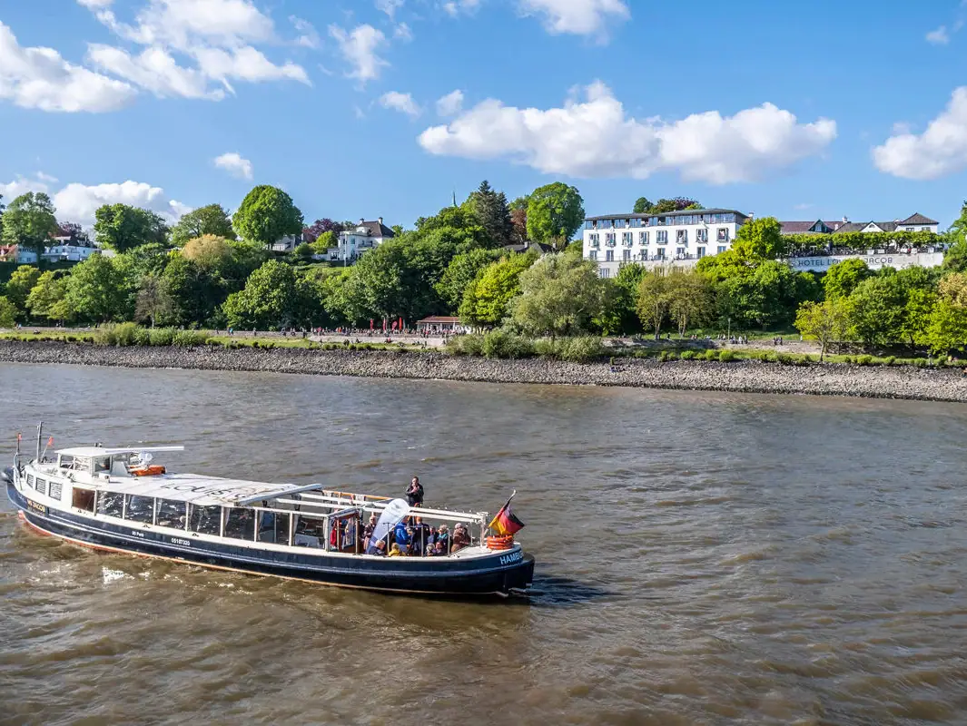 Barkasse MS Jacob auf der Elbe.