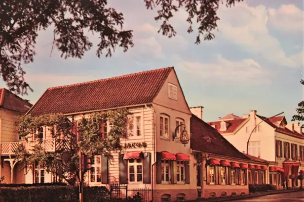 Gebäude mit Markisen an der Vorderseite