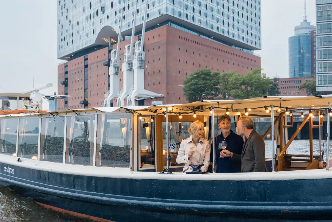 MS Jacob Barkasse Hamburg Eine Gruppe von Menschen auf einer Barkasse vor der Elbphillharmonie Hamburg.
