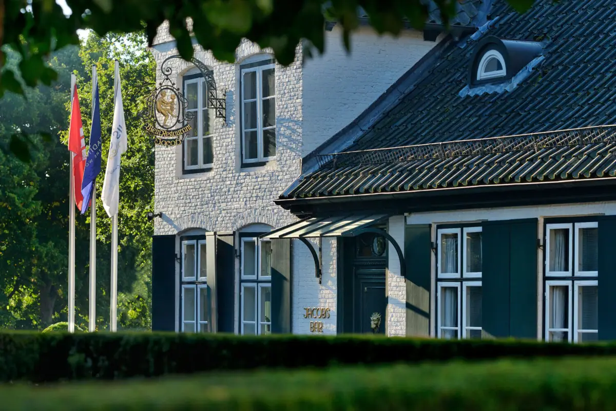 Gebäude des Hotels Louis C. Jacob mit drei Fahnenmasten.