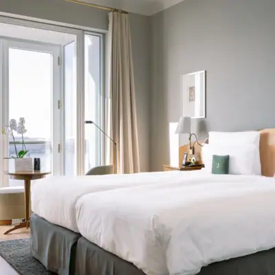Zimmer mit Elbblick im Hotel Louis C. Jacob.