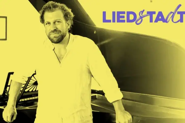 Startenor Ein Mann steht neben einem Klavier.