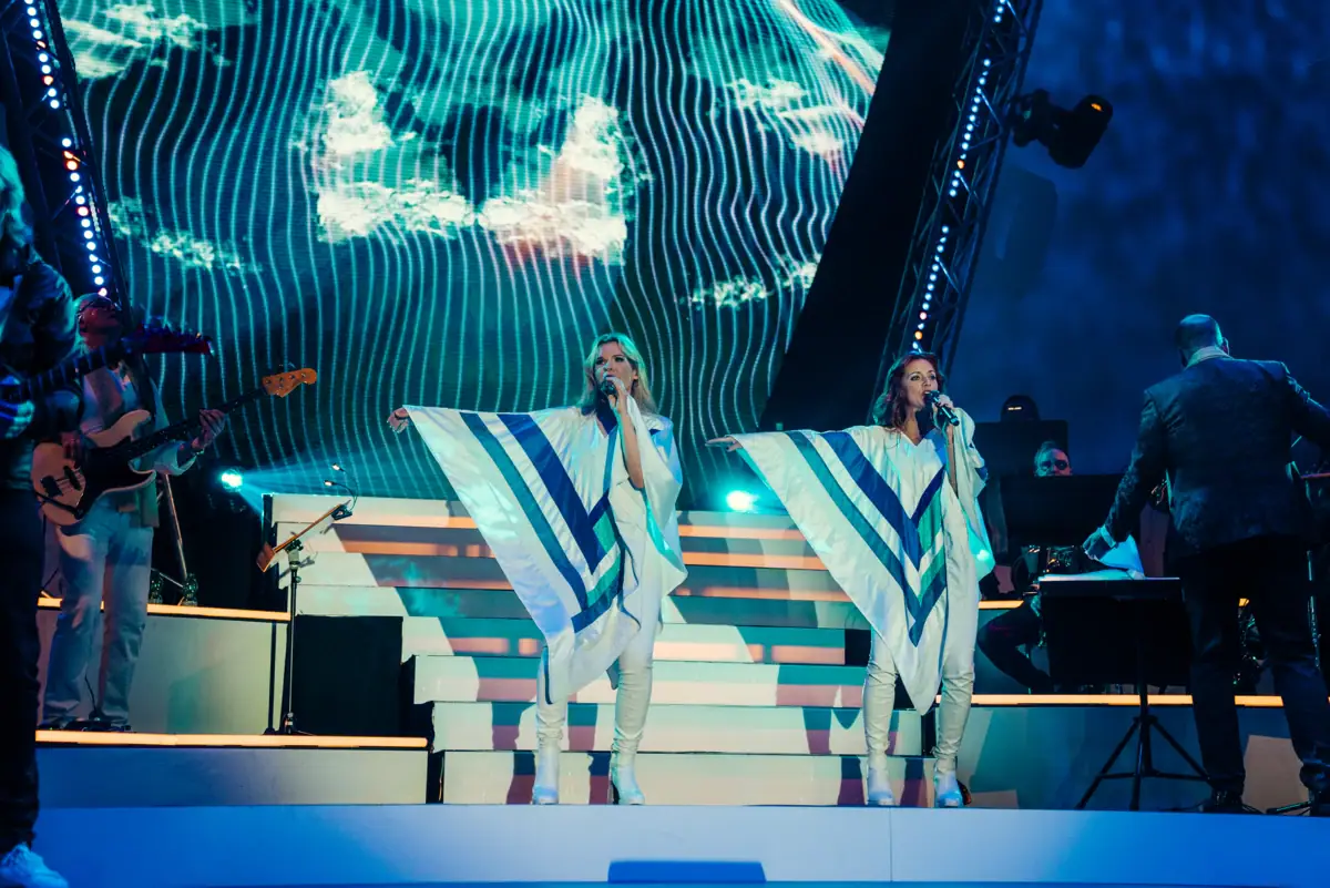 Abbamania Show Bühne Frauen singen auf der Bühne.