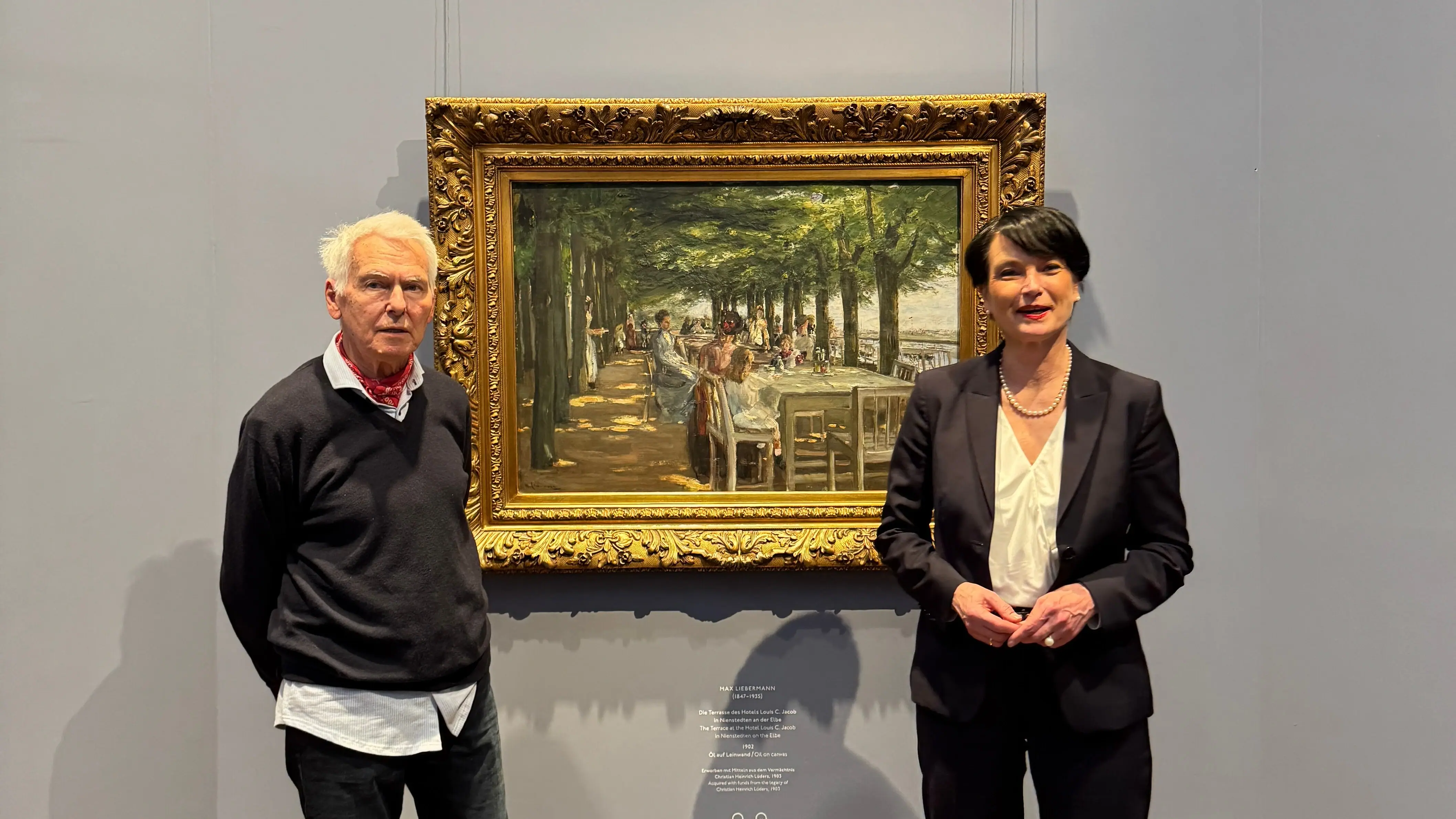 Jürgen Wendt und Hoteldirektorin Judith Fuchs-Eckhoff stehen neben dem berühmten Originalgemälde von Max Liebermann in der Hamburger Kunsthalle.