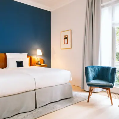 Ein Zimmer mit einem Bett und einem Stuhl.