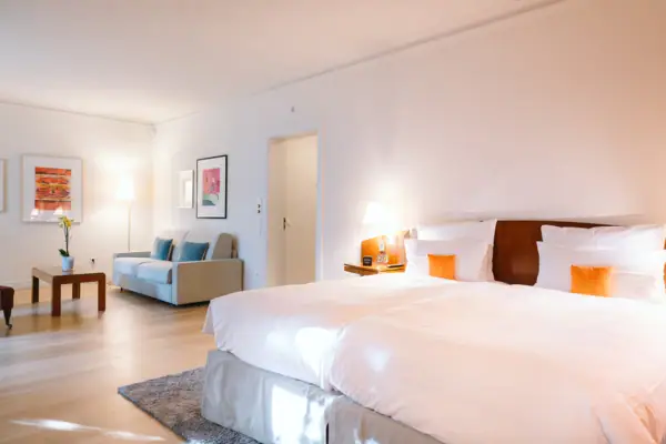 Ein großes Hotelzimmer mit einem Bett und einem Sofa.