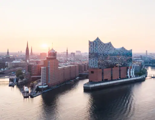 Luftansicht der Elbphilharmonie und Hamburg in der Morgensonne.