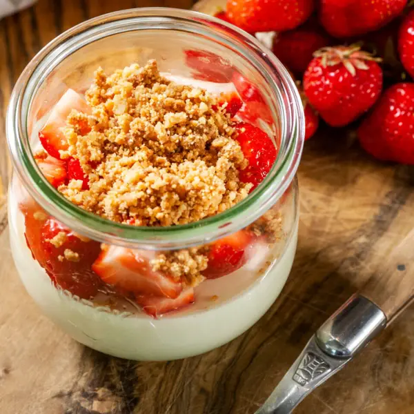 Dessertglas mit Erdbeercrumble.