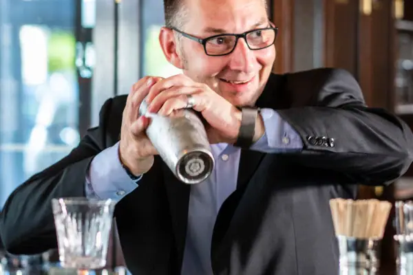 Barkeeper in der Jacobs Bar im Hotel Louis C. Jacob mixt einen Cocktail.
