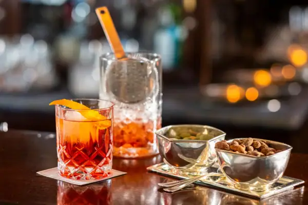 Ein Cocktail und Nüsse auf dem Bartresen in der jacobs Bar im Hotel Louis C. Jacob.