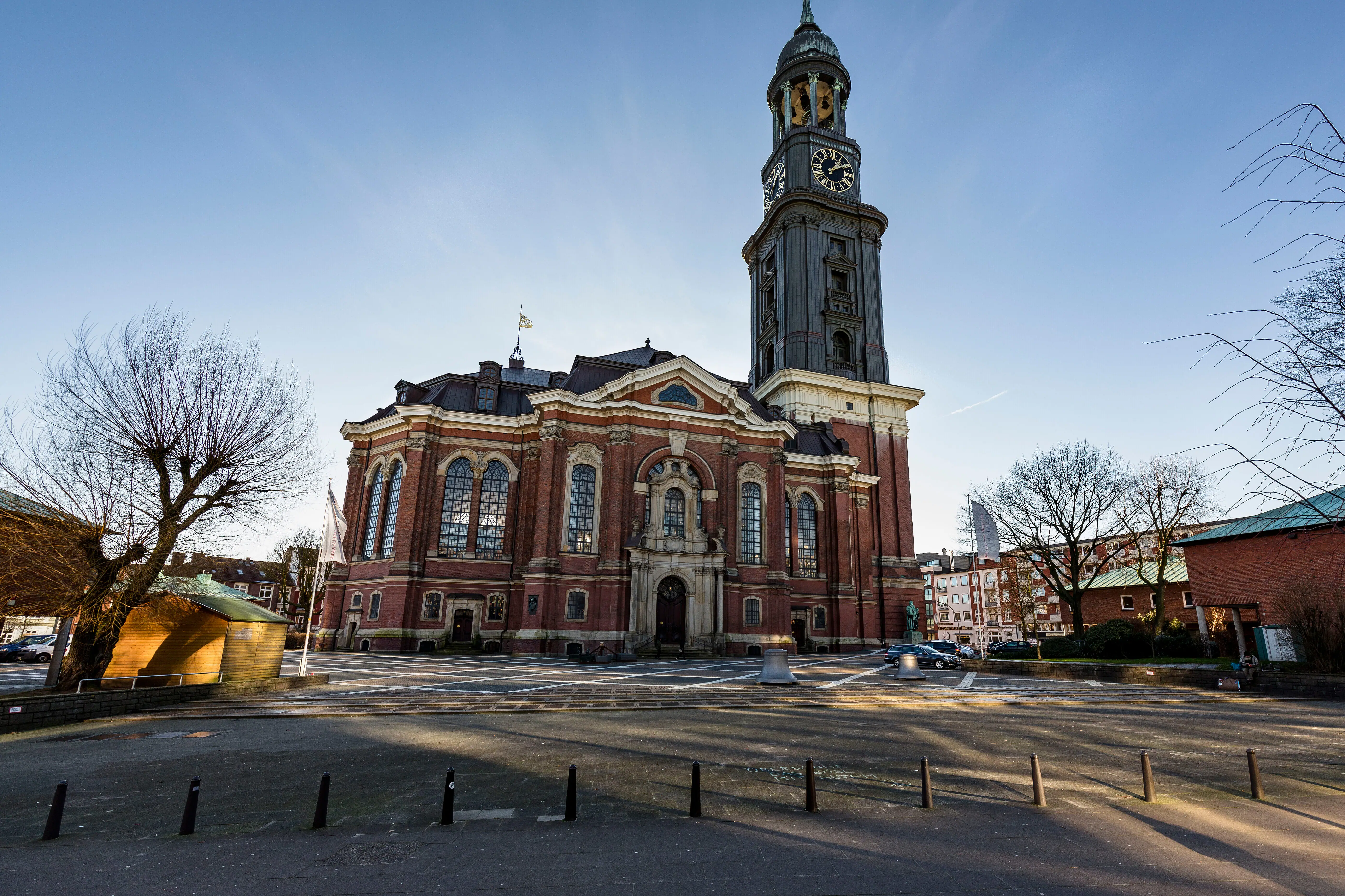 Hauptkirche St. Michaelis Hamburg Großes Backsteingebäude mit Uhrenturm vor klarem Himmel.
